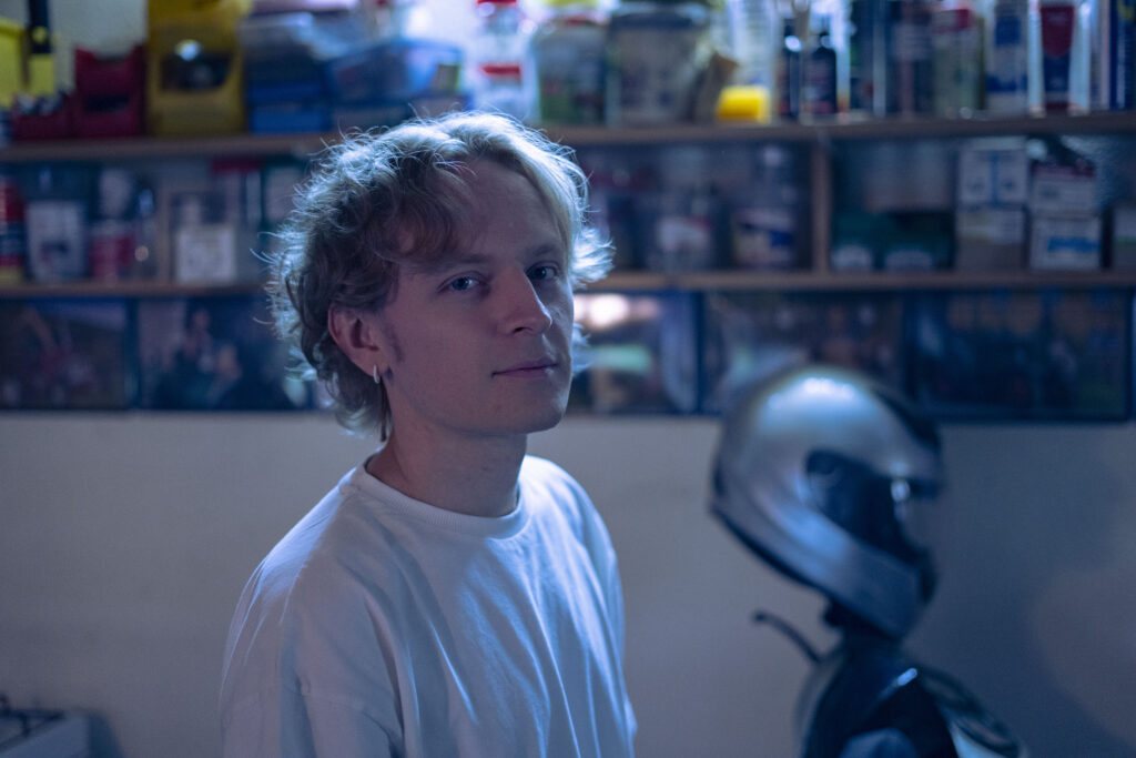 Richi Blau in der Garage Blau angeleuchtet