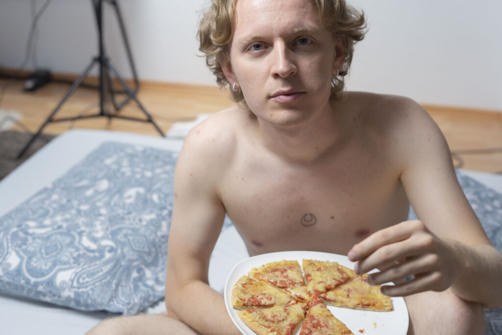 Richi Blau isst vegane Pizza